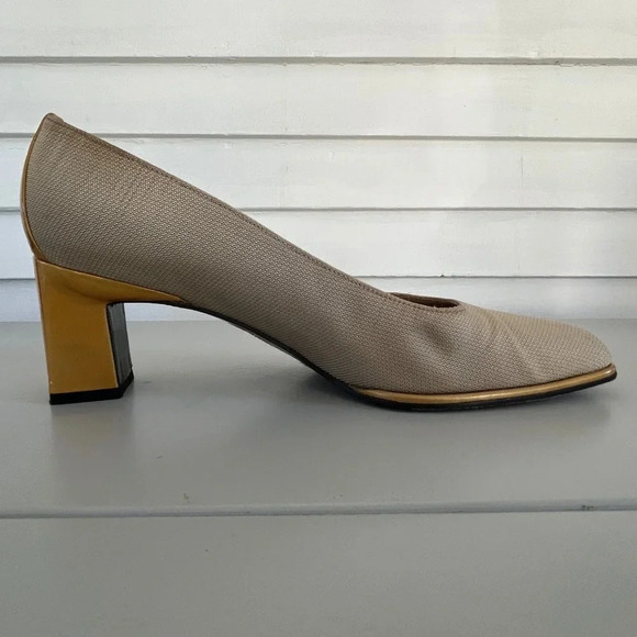 Vintage 1980/90's Stuart Weitzman Textured Square Toe Gold/Beige Pump Sz 9.5 - Picture 1 of 12